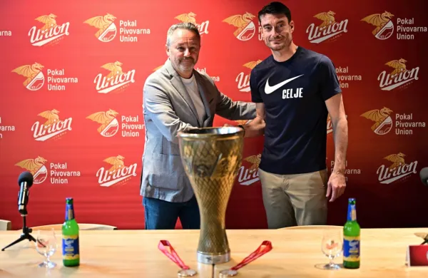 Slaviša Stojanović (levo) in Albert Riera pogledujeta proti pokalni 
lovoriki.