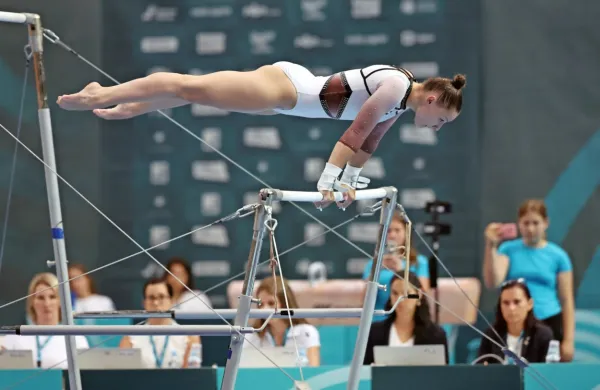 

Na dvovišinski bradlji je  olimpijka Lucija Hribar lani v Kopru slavila 
svojo prvo zmago na svetovnih izzivih. Tudi v današnjih kvalifikacijah je bila najboljša. 