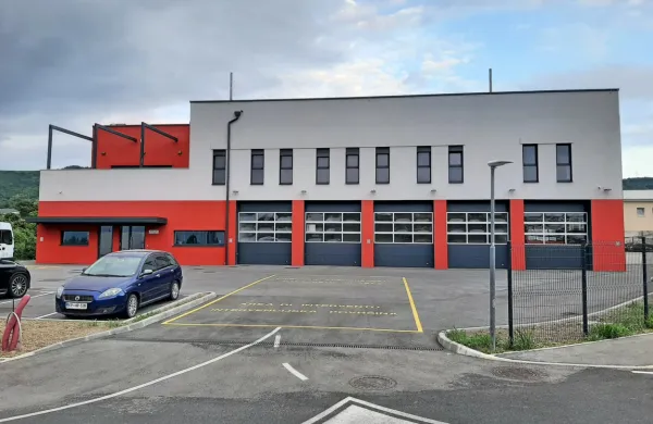 Gasilski dom na Industrijski cesti še vedno ni v celoti dokončan, 
ima pa uporabno dovoljenje za pritličje.