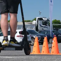 Vožnja s skirojem je zaradi popolne izpostavljenosti telesa še bolj 
nevarna od vožnje z drugimi vozili. 