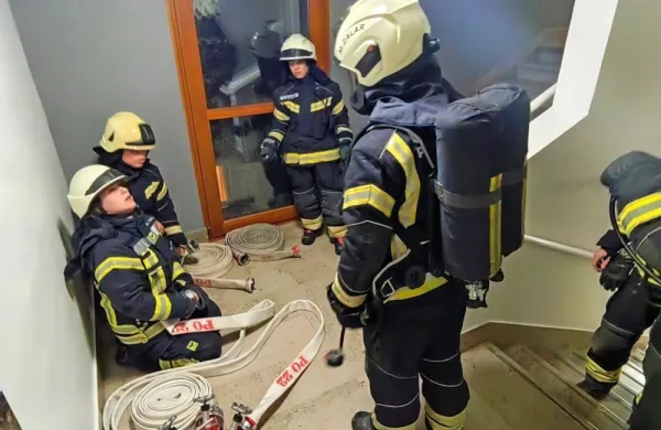 Zagorelo naj bi na stopnišču, zato dijaki zgornjih nadstropij niso 
mogli po stopnicah na varno. 