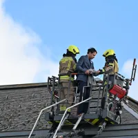 Poslanec Hoivik s strehe parlamenta grozil, da bo skočil (FOTO)