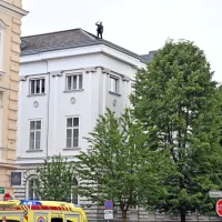 Poslanec Hoivik s strehe parlamenta grozil, da bo skočil (FOTO)