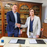 Koprska knjižnica bo digitalizirala 62 let tiskanih Primorskih novic