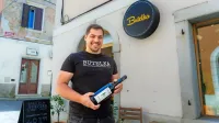 Lenart Černelič pred Butelko, s katero piše novo vinsko zgodbo v 
lokalu z dolgo enološko tradicijo v Kopru.