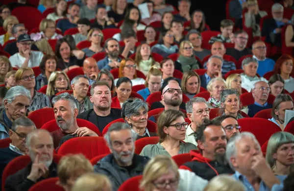 Anja Medved pravi, da je film namenjen primorskemu občinstvu. Tega je bilo na predpremieri v Gorici veliko.