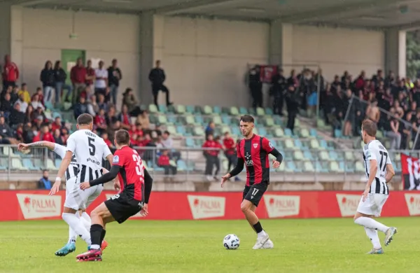 Žan Bešir (z žogo) in soigralci so se od domačih gledalcev na ajdovskem 
stadionu poslovili z zmago nad Muro.  