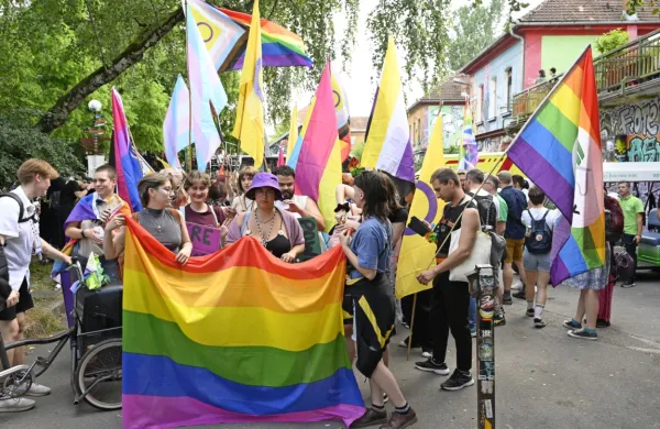 Dan boja proti homofobiji, bifobiji in transfobiji bodo danes 
zaznamovali tudi v Legebitri s celodnevnim programom v mladinskem centru na Trubarjevi v Ljubljani. 