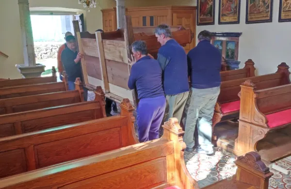 Po 111 letih, ko so na njih sedele številne generacije Divačanov, so 
hrastove klopi “doživele” izlet v Vipavsko dolino, obnovo in 
vrnitev v divaško cerkev. 