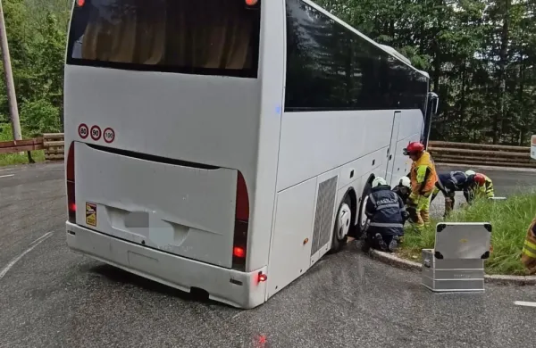 Vr&scaron;ič: avtobus nasedel v ovinku