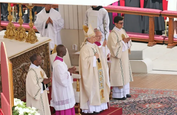 Papež Leon XIV. z današnjo umestitveno mašo uradno začenja svoj 
pontifikat.