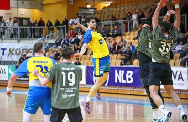 Dani Zugan (z žogo) je strelsko prednjačil ob zmagi Koprčanov v 
Krškem.  
