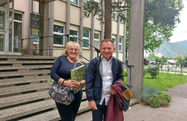Nataša  Fabris z  odvetnikom Francijem Matozom