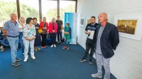 Zbrane na razstavi grafik Zvesta Apollonia sta predstavila kustos 
Dejan Mehmedovič (desno) in urednik Aljaž Novak. 