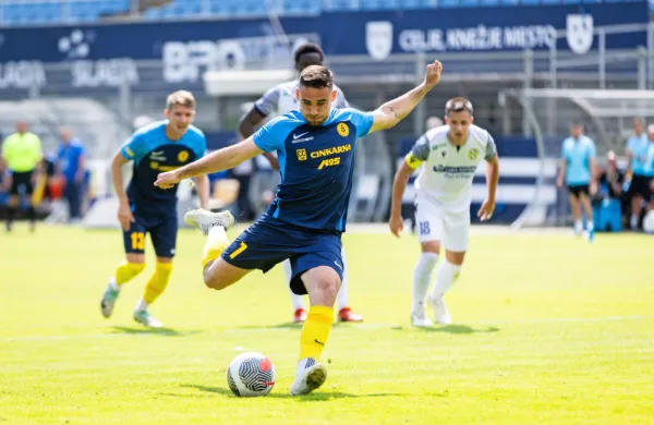 Aljoša Matko (z žogo) se bo v reprezentančnem dresu proti BIH lahko predstavil na domačem stadionu v 
Celju. 

