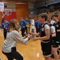 Zmagovalni pokal je novim prvakom izročila ravnateljica OŠ Fran 
Erjavec Lara Brun.
