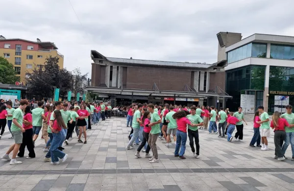 V Novi Gorici in Ajdov&scaron;čini odplesali maturantsko četvorko (VIDEO)