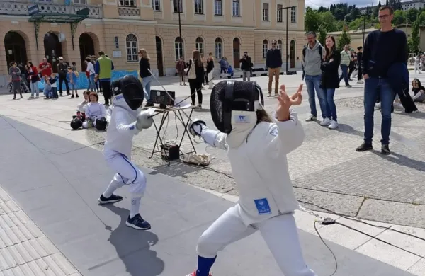 Tako je sabljanje na Trgu Evrope predstavila Izolanka Iva  Selev&scaron;ek.