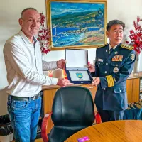 Direktor koprske gasilske brigade Denis Glavina in poveljnik gasilsko-reševalne enote iz Busana Kim Joil sta si izmenjala priložnostni darili. 