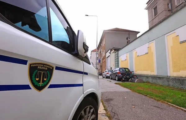 Mariborski zapor je  v središču mesta, zato prepovedane predmete  
zaprtim   mečejo tudi  čez  zidove.