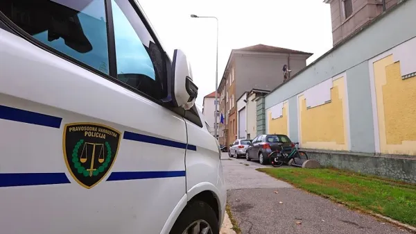 Mariborski zapor je  v središču mesta, zato prepovedane predmete  
zaprtim   mečejo tudi  čez  zidove.
