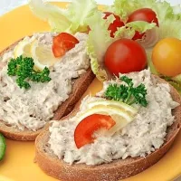 Mlečni izdelki (na fotografiji skuta) bodo v okolico sproščali 
neprijeten vonj, kar bo pritegnilo številne živali.