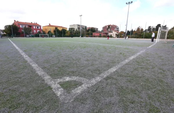  Zamenjava umetne trave na izolskem stadionu je ocenjena na 
506.000 evrov. Država bo prispevala 385 tisočakov.