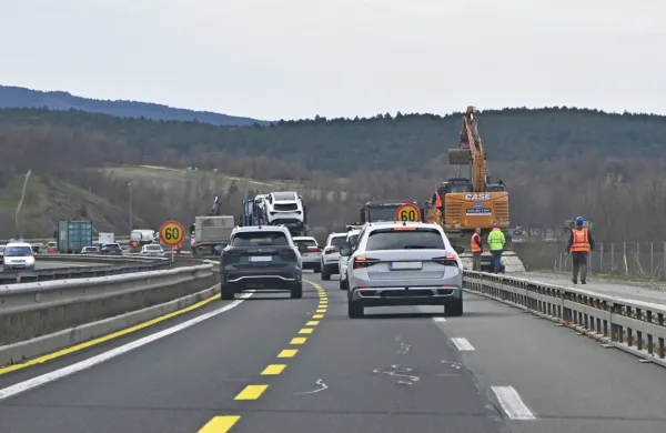 Zožena pasova na avtocesti pri Kozini sta dovolj široka le za dva 
avtomobila, prehitevanje tovornjakov ali avtobusov pa gre zelo  na 
tesno.