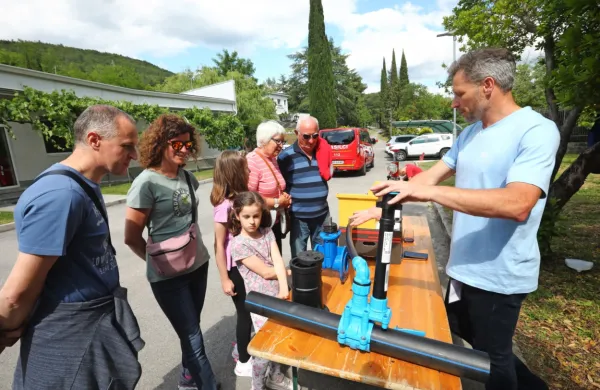 Ob 90-letnici Rižanskega vodovoda so si obiskovalci ogledali vodarno v Cepkih in izvir Rižane