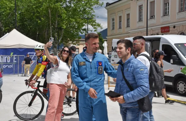  Prihod kolesarjev bo pospremila letalska akrobatska skupina 
italijanske vojske Frecce tricolori.  Piloti so se dopoldne sprehodili 
čez Trg Evrope, ki ga bodo nato večkrat preleteli.