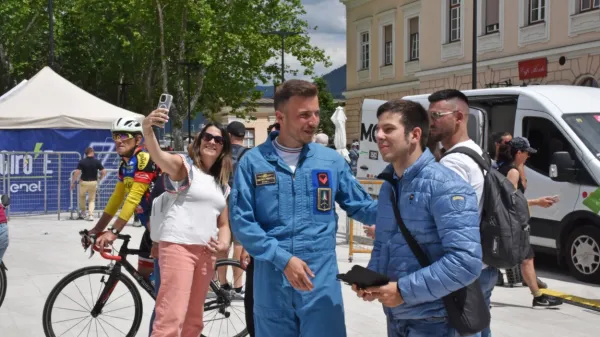 Prihod kolesarjev bo pospremila letalska akrobatska skupina 
italijanske vojske Frecce tricolori.  Piloti so se dopoldne sprehodili 
čez Trg Evrope, ki ga bodo nato večkrat preleteli.