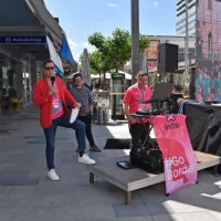 Na trgu je pred velikim zaslonom poskrbljeno tudi za animacijo. Za 
to skrbita voditelj Evgen Ban in D.J. Samo. Na voljo so tudi 
navijaški artikli.
