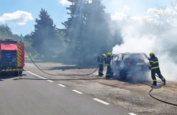 Črni Kal: Med vožnjo se je začelo kaditi, ogenj uničil terenca