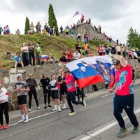 Navijaško ozračje v Brdih pred prihodom kolesarske karavane. 