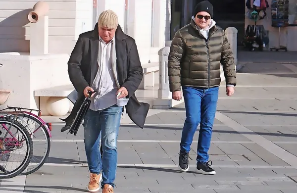 Vejsil Hot (levo) ob prihodu na dražbo  