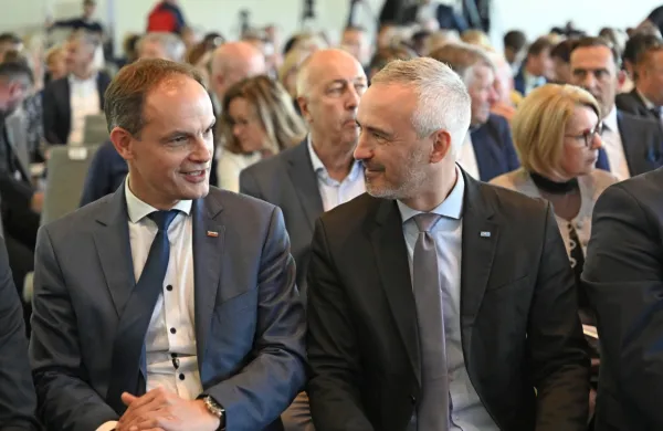 Po treh letih mandata vlade  je opozicija vanjo usmerila kritike o 
neizpolnjenih obljubah, ki da se odražajo v nerealiziranih projektih. Na Fotografiji: Anže Logar (levo) in Janez Ciglar Kralj.