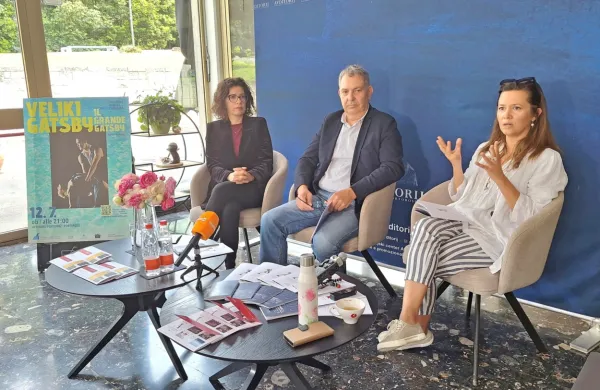 Gledališke abonmaje, ki so od 30. maja na voljo tudi na spletu,  je 
predstavila kuratorica Yulia  Kristoforova (desno) ob direktorju 
Borutu Bažcu in Barbari Jakomin. 

