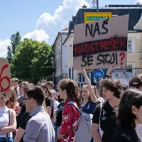 V sredi&scaron;ču Ljubljane shod v podporo srbskim &scaron;tudentom (FOTO)