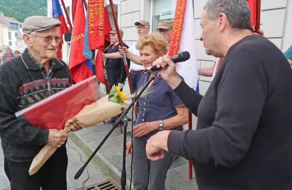 Ivanu Bevku so ob 105. rojstnem dnevu voščili mnogi. Na slavju društev upokojencev in borcev sta to storila predsednika - Vanja Leskovec in Vojko 
Carl.

