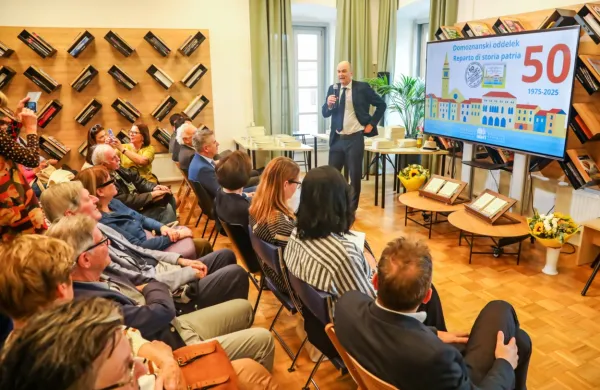Oddelek za domoznanstvo in knjižno dedi&scaron;čino ob 50. obletnici delovanja z jubilejno knjižico (FOTO)