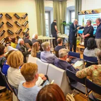 Oddelek za domoznanstvo in knjižno dedi&scaron;čino ob 50. obletnici delovanja z jubilejno knjižico (FOTO)
