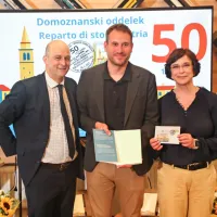 Oddelek za domoznanstvo in knjižno dedi&scaron;čino ob 50. obletnici delovanja z jubilejno knjižico (FOTO)