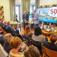 Oddelek za domoznanstvo in knjižno dedi&scaron;čino ob 50. obletnici delovanja z jubilejno knjižico (FOTO)