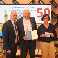 Oddelek za domoznanstvo in knjižno dedi&scaron;čino ob 50. obletnici delovanja z jubilejno knjižico (FOTO)