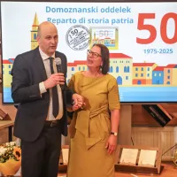 Oddelek za domoznanstvo in knjižno dedi&scaron;čino ob 50. obletnici delovanja z jubilejno knjižico (FOTO)