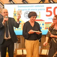 Oddelek za domoznanstvo in knjižno dedi&scaron;čino ob 50. obletnici delovanja z jubilejno knjižico (FOTO)