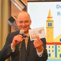 Oddelek za domoznanstvo in knjižno dedi&scaron;čino ob 50. obletnici delovanja z jubilejno knjižico (FOTO)