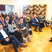 Oddelek za domoznanstvo in knjižno dedi&scaron;čino ob 50. obletnici delovanja z jubilejno knjižico (FOTO)