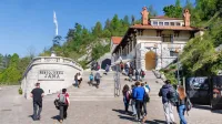   Občina  Postojna je manjšinska lastnica Postojnske jame.  