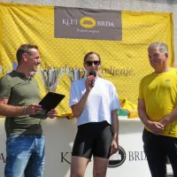 Voditelj zaključne prireditve maratona Iztok Gustinčič, smučarska 
reprezentantka Ana Bucik Jogan in direktor Kleti Brda Silvan 
Peršolja.